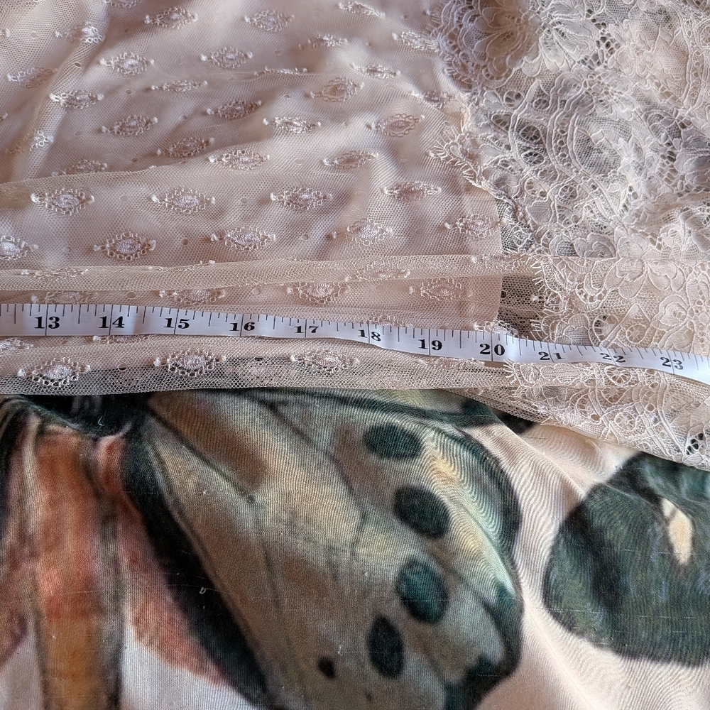 Gorgeous lace midi skirt, size 14 with zipper and button and attached slip. - Picture 9 of 9